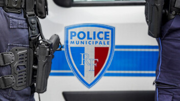 Yvelines : une croix gammée et des slogans nationalistes tagués sur un poste de police