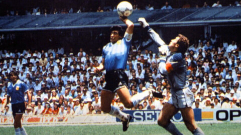 — Maradona : le ballon de la «Main de Dieu» vendu 3,35 millions de dollars aux enchères