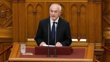 András Baka, ancien juge écarté par Orbán, élu président de la Hongrie