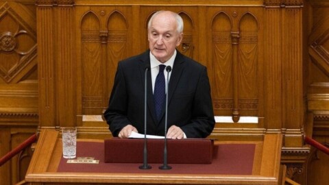 András Baka, ancien juge écarté par Orbán, élu président de la Hongrie