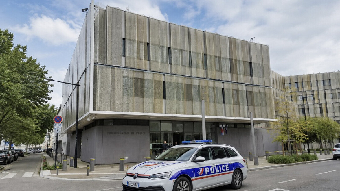 Insolite - Saint-Denis : des policiers mettent le feu à leur propre commissariat en tirant des mortiers lors d’un pot de départ