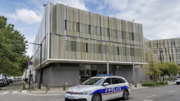 Insolite - Saint-Denis : des policiers mettent le feu à leur propre commissariat en tirant des mortiers lors d’un pot de départ