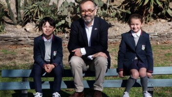 À Béziers, Robert Ménard généralise la tenue unique dans les écoles publiques