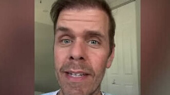 Perez Hilton hospitalisé après un direct TikTok où il s’automutile et demande à être abattu par la police