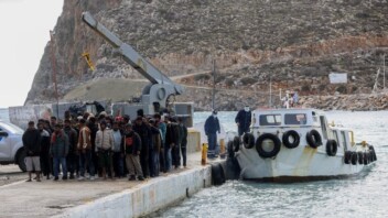 Grèce : centaines de migrants secourus en Crète et transférés vers Lesbos et Samos