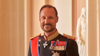Haakon VIII monte sur le trône de Norvège dans un contexte familial difficile