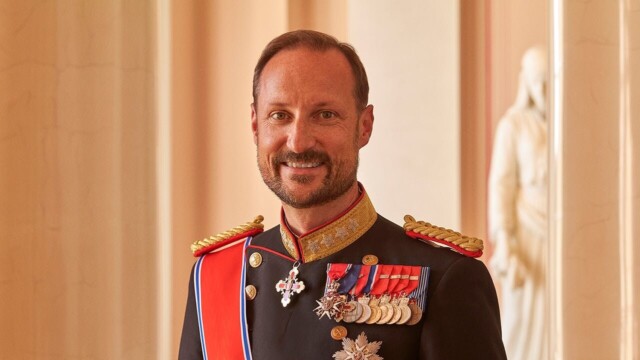 Haakon VIII monte sur le trône de Norvège dans un contexte familial difficile