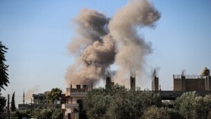 Israël frappe une base aérienne syrienne et risque un affrontement avec la Turquie