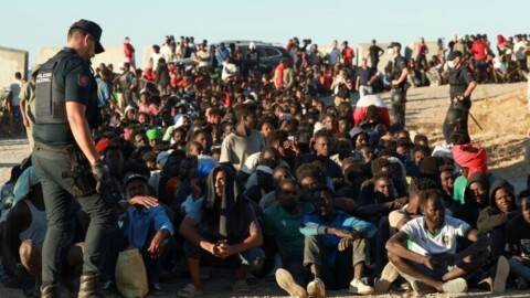Le Maroc intercepte plus de cent migrants près de Ceuta après des appels sur les réseaux sociaux