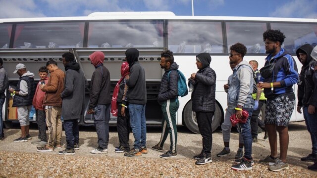 英国、不法滞在労働者の逮捕者数を倍増