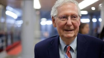 Le sénateur américain Mitch McConnell quitte le centre de rééducation après sa chute de juin