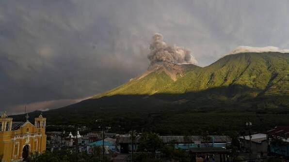Le volcan Fuego entre en éruption, 400 personnes évacuées au Guatemala