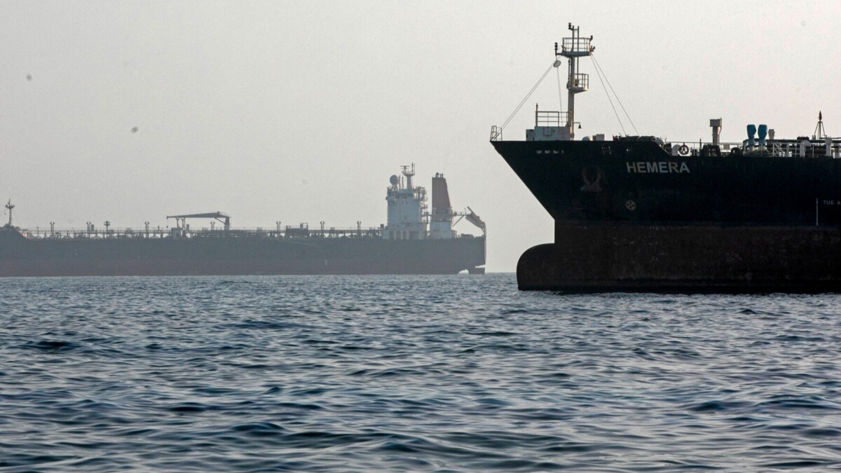 Les États-Unis frappent l’île iranienne de Larak, Téhéran promet des représailles