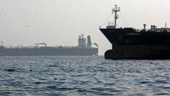 Les États-Unis frappent l’île iranienne de Larak, Téhéran promet des représailles