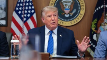 Trump suspend les frappes contre l’Iran et évoque un accord possible