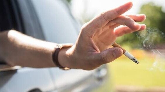Un fumeur sur six jette encore son mégot par la fenêtre sur l'autoroute