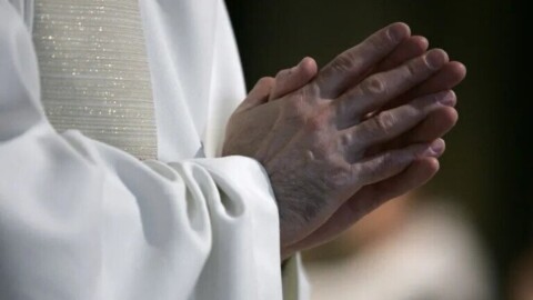 Un prêtre parisien de 81 ans mis en examen pour viols sur mineur