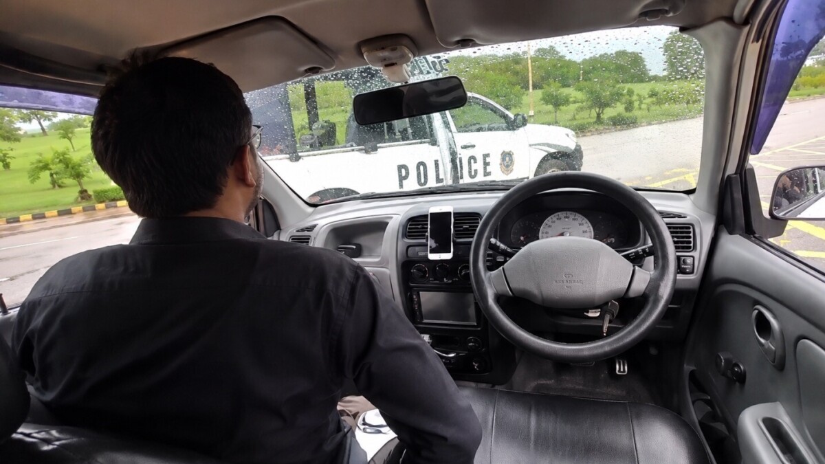 Insolite - Au Pakistan, une voiture sans conducteur percute la police en pleine démonstration