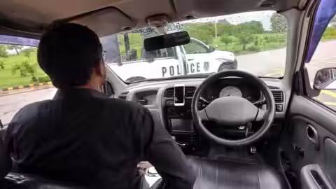 Insolite - Au Pakistan, une voiture sans conducteur percute la police en pleine démonstration