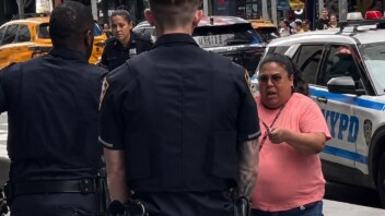 VIDÉO - New York: une femme poignarde deux passants, en tue un puis fonce sur la police avant d’être abattue