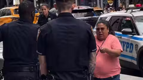 VIDÉO - New York: une femme poignarde deux passants, en tue un puis fonce sur la police avant d’être abattue