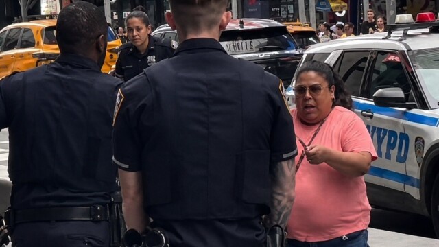 VIDÉO – New York: une femme poignarde deux passants, en tue un puis fonce sur la police avant d’être abattue — photo