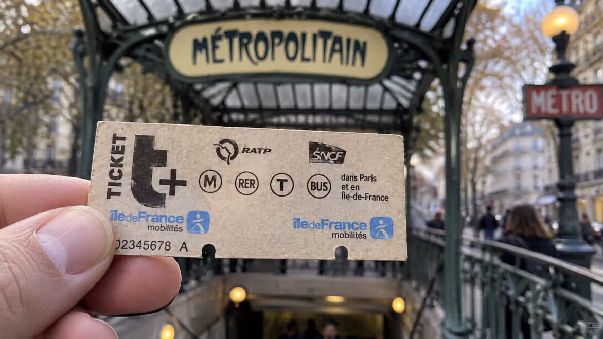 Screenshot Avis aux nostalgiques: après 126 ans, le mythique ticket de métro en carton va disparaître définitivement