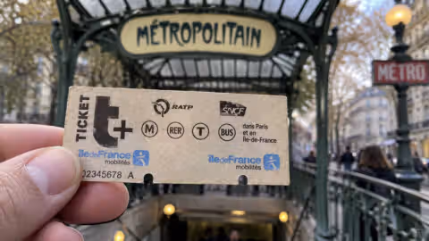 Avis aux nostalgiques: après 126 ans, le mythique ticket de métro en carton va disparaître définitivement