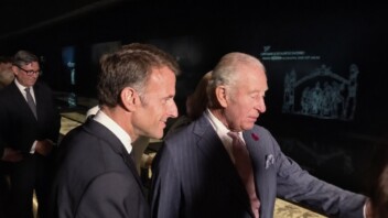 Insolite - Charles III devant la tapisserie de Bayeux: son passage préféré? Guillaume le Conquérant et son «énorme tonneau de vin»