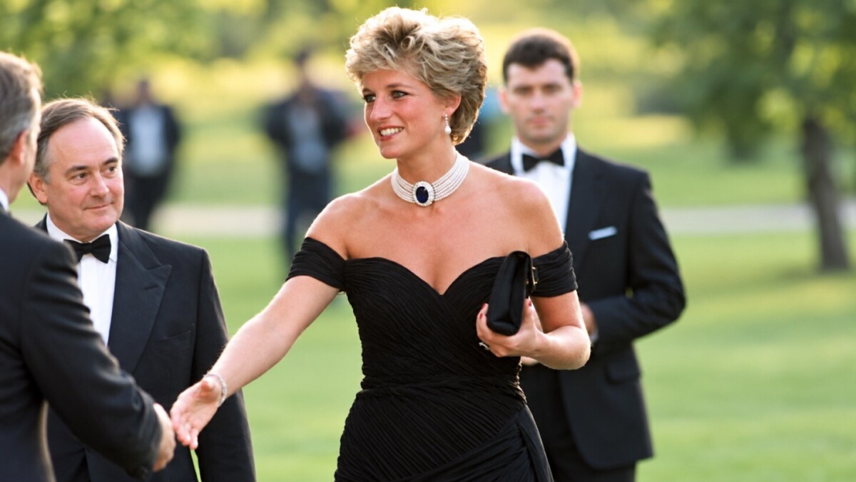 Lady Diana : «un bouclier, une arme, ou les deux à la fois», sa mythique «robe de la vengeance» mise aux enchères à New York
