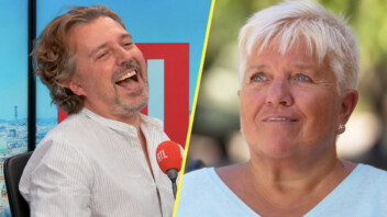 «Mimie Mathy a le syndrome de la queue de cheval, c’est peut-être pour ça qu’elle se sent proche de Patrick Bruel» : Alex Vizorek se lâche sur RTL