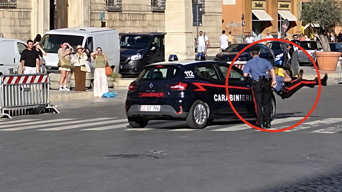 VIDÉO - Près du Vatican, une voiture des carabiniers fonce sur un collègue en pleine interpellation