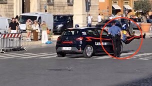 VIDÉO - Près du Vatican, une voiture des carabiniers fonce sur un collègue en pleine interpellation