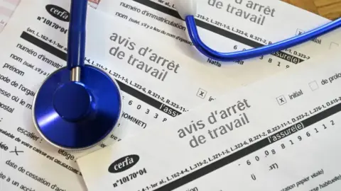 Arrêts de travail : l’absentéisme atteint un record en 2025, porté par les arrêts longs