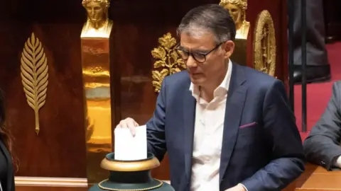 Budget 2027 : Olivier Faure menace de censurer le gouvernement faute de changement de cap
