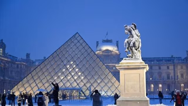 Canicule : le Louvre perd au moins un million d’euros, les monuments contraints de rembourser