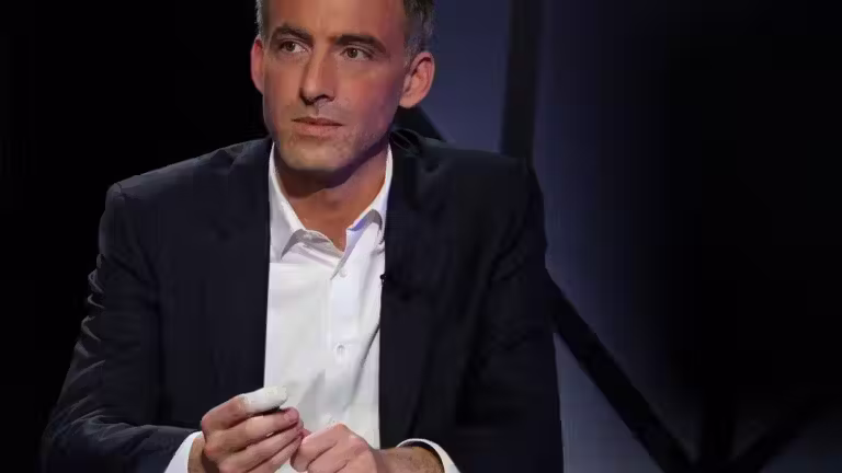 Carburants : Raphaël Glucksmann accuse le gouvernement d’impréparation face à la crise du pouvoir d’achat