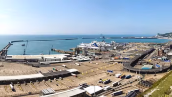 Douvres paralysé : des manifestants masqués bloquent le port contre les traversées de migrants