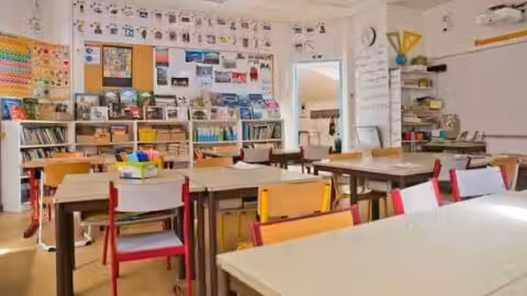 École gratuite et salaires en hausse de 20 % : le « plan d'urgence » dévoilé par LFI