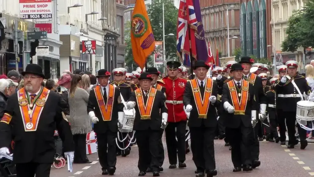 En Irlande du Nord, une marche de 35 orangistes réveille les blessures de Portadown