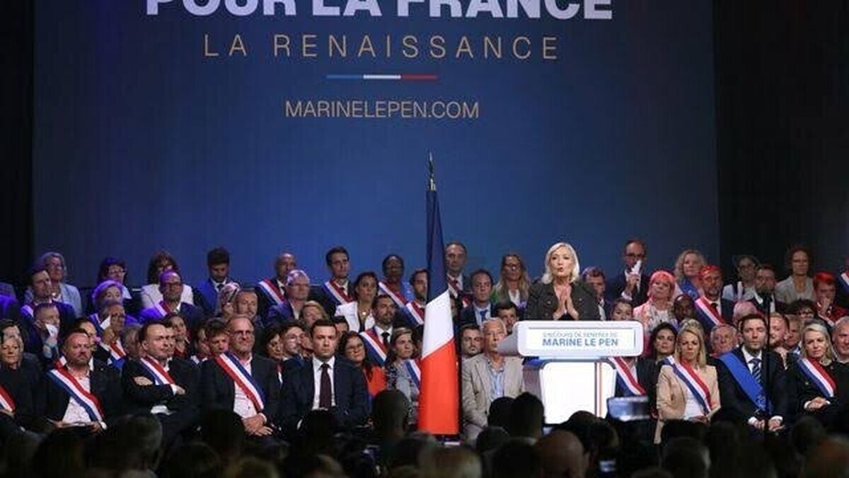 HLM : Emmanuelle Cosse accuse Marine Le Pen de désigner les immigrés comme boucs émissaires HLM : Emmanuelle Cosse accuse Marine Le Pen de désigner les immigrés comme boucs émissaires
