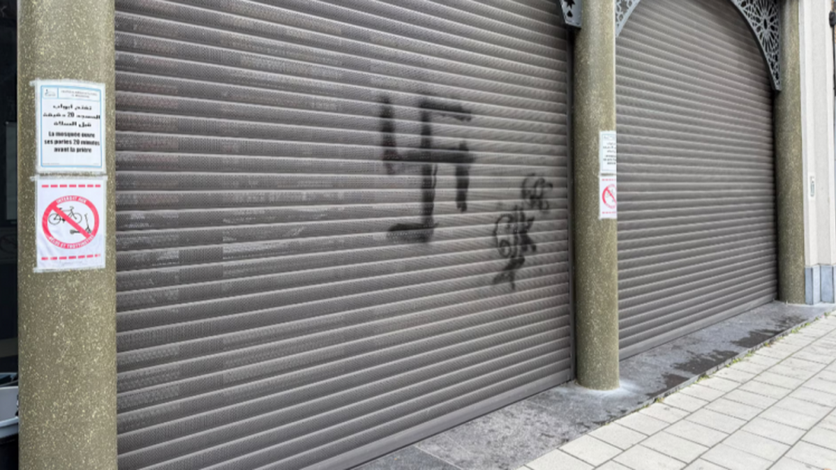 Bruxelles : une enquête ouverte après une croix gammée sur une mosquée