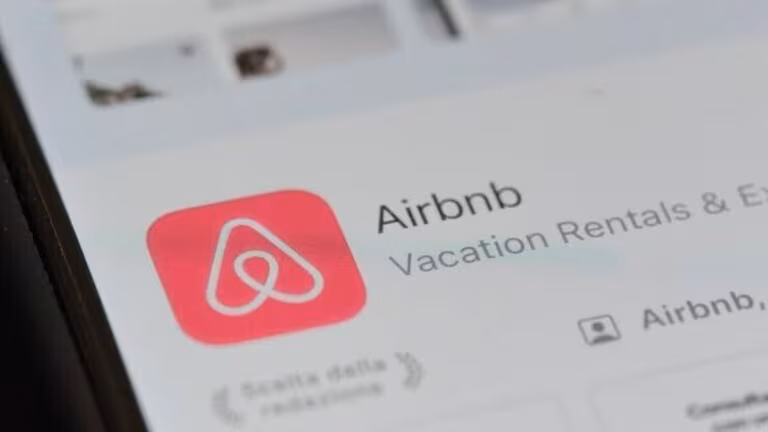 Logement : Bruxelles veut donner aux villes les moyens de durcir les règles contre Airbnb