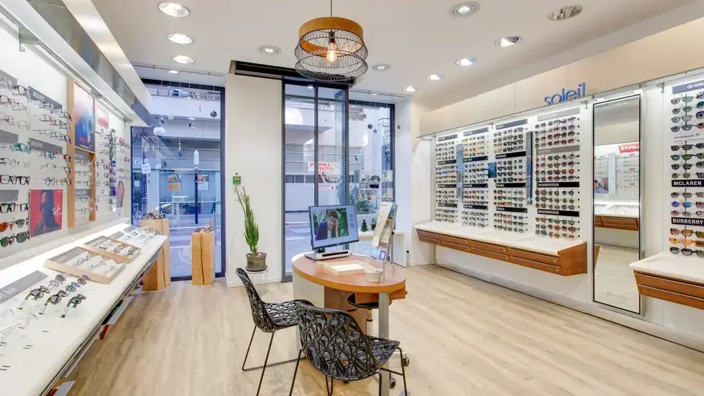 Paris : une vaste escroquerie aux remboursements d’optique démantelée, 22 personnes renvoyées en procès