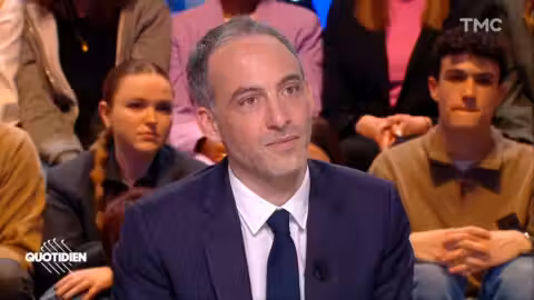 Raphaël Glucksmann charge le RN : « Le parti de la soumission à Poutine »