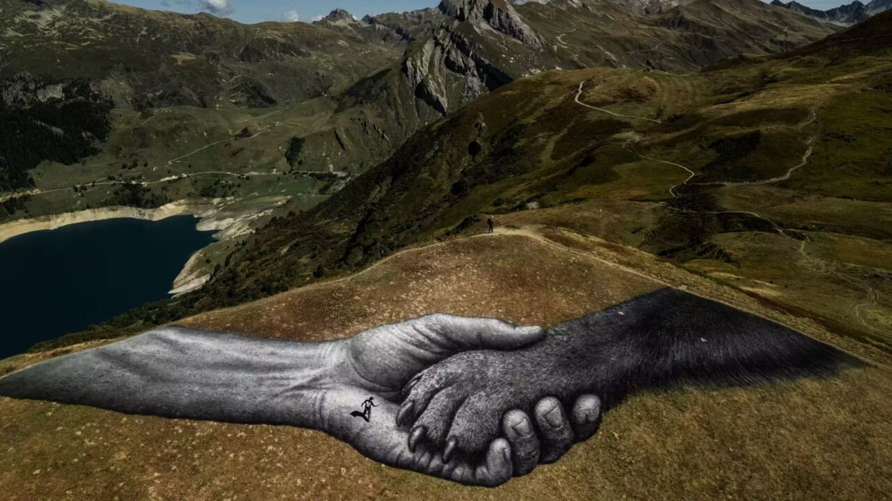Une fresque géante de Saype inspirée du film avec Brad Pitt dévoilée dans les alpages