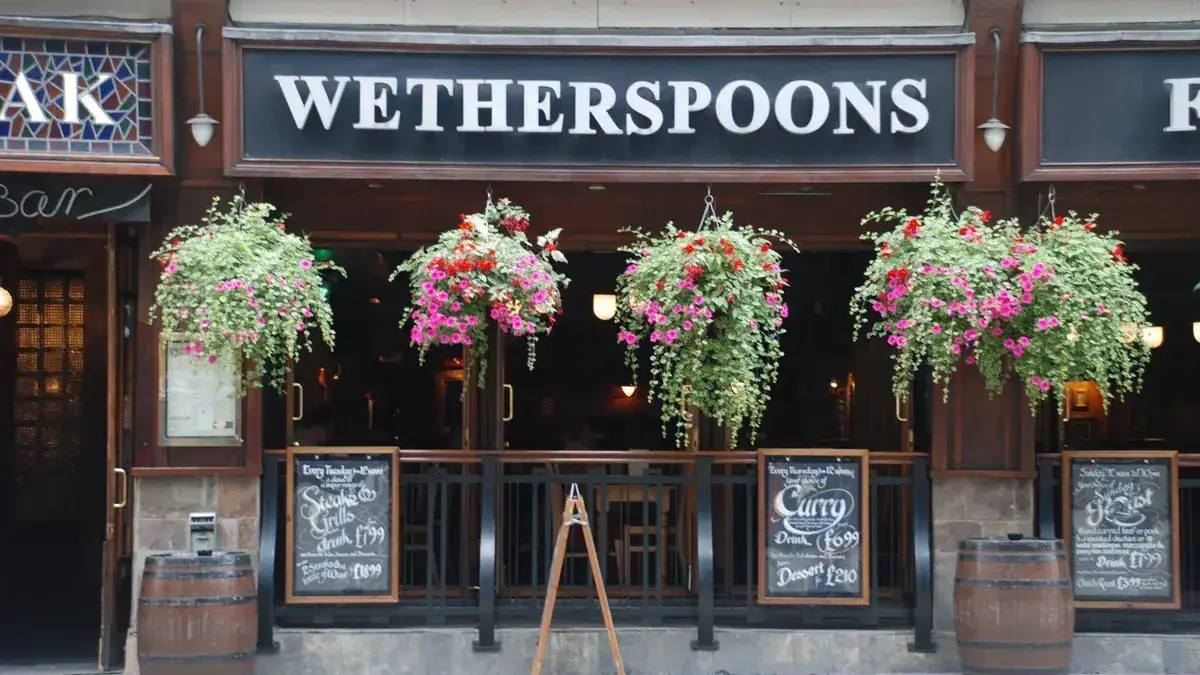 Wetherspoon, la chaîne de pubs devenue une institution au Royaume-Uni