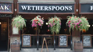 Wetherspoon, la chaîne de pubs devenue une institution au Royaume-Uni