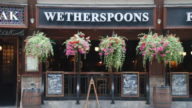 Wetherspoon, la chaîne de pubs devenue une institution au Royaume-Uni