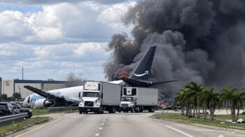 Crash spectaculaire d’un Boeing 767 d’Amazon à Miami : l’avion sort de piste, traverse une route et percute plusieurs véhicules